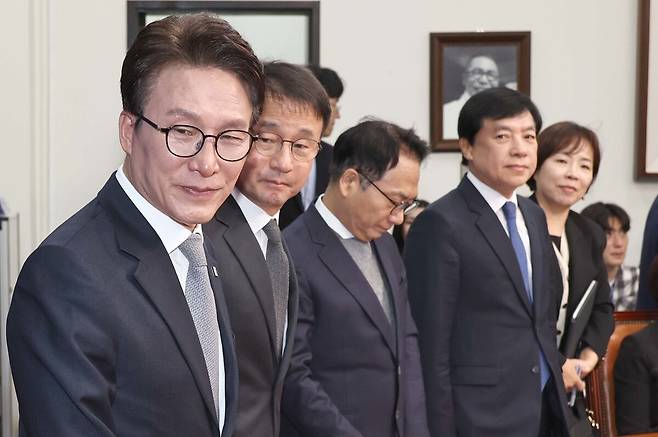 김민석 더불어민주당 대표와 한병도 원내대표, 박선원·이성윤 최고위원(왼쪽부터)이 23일 국회에서 열린 당 최고위원회의에서 자리를 잡고 있다. 윤운식 선임기자 yws@hani.co.kr