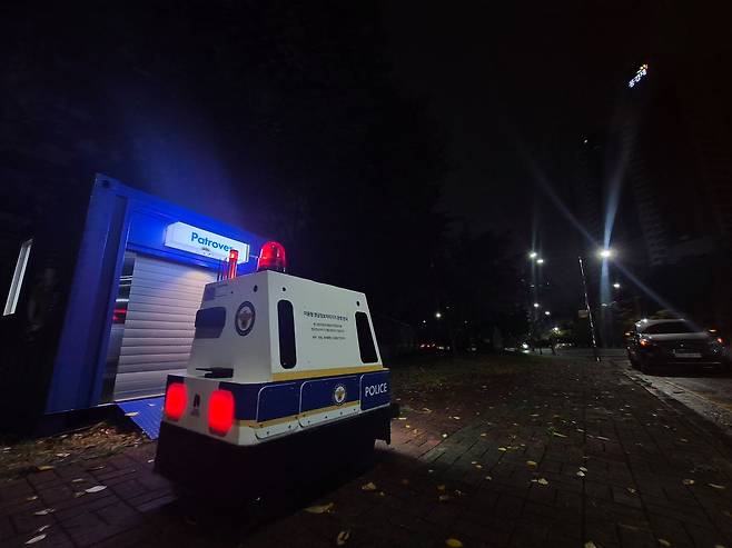 지난 21일 오후 전남광주 광산구 월계동 '장윤기 사건' 현장 인근에서 경찰이 투입한 AI 로봇 '패트로보'가 순찰하고 있다. 황희규 기자