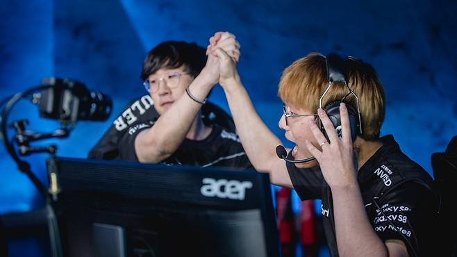 2017년 중국 베이징에서 열린 2017 LoL 월드 챔피언십 결승전에서 T1을 꺾고 기뻐하고 있는 삼성 갤럭시의 바텀 듀오 ‘룰러’ 박재혁(왼쪽)과 ‘코어장전’ 조용인. 라이엇 게임즈 제공