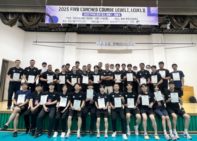 대한배구협회는 24일부터 5일간 충북 단양의 단양국민체육센터에서 2026 국제배구연맹(FIVB) 코치 코스 레벨1과 레벨2를 동시 개최한다. 사진은 지난해 충남 천안에서 열린 FIVB 코치 코스 참가자들의 모습. 대한배구협회 제공