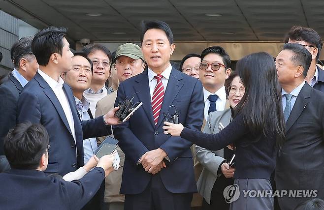 항소심 무죄, 입장 밝히는 오세훈 서울시장 (서울=연합뉴스) 김주형 기자 = 오세훈 서울시장이 23일 서울 서초구 서울고법에서 열린 '명태균 여론조사 대납 의혹 사건' 항소심 선고 공판 뒤 무죄 판결과 관련해 입장을 밝히고 있다. 2026.10.23 kjhpress@yna.co.kr