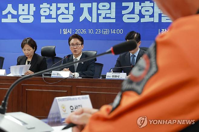 민주당 소방 현장 지원 강화 위한 간담회 (서울=연합뉴스) 신현우 기자 = 더불어민주당 김민석 대표가 23일 국회 의원회관에서 열린 민주당 소방 현장 지원 강화를 위한 간담회에서 인사말하고 있다. 2026.10.23 nowwego@yna.co.kr