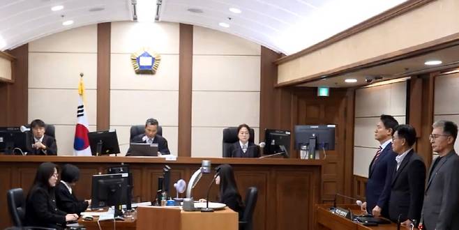 오세훈 서울시장이 23일 서초구 서울고등법원에서 열린 정치자금법 위반 혐의 항소심 선고공판에서 선고 주문을 듣고 있다. 서울고법 형사7부(구회근 부장판사)는 '명태균 여론조사비 대납 의혹'으로 재판에 넘겨진 오 시장에게 무죄를 선고했다./서울고등법원 제공=연합뉴스