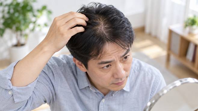 꾸준한 치료와 관리를 병행한다면 탈모의 진행을 늦추고 증상을 유의미하게 개선할 수 있다|출처: ChatGPT 생성