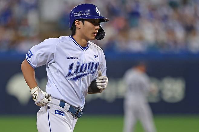 삼성 이재현이 30일 대구삼성라이온즈파크에서 열린 2026 KBO리그 정규시즌 한화전에서 홈런을 때린 후 베이스를 돌고 있다. 사진 | 삼성 라이온즈