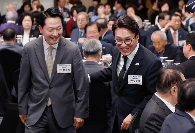 김민석 더불어민주당 대표와 장동혁 국민의힘 대표가 2일 서울의 한 호텔에서 열린 제30회 노인의 날 기념식에 참석하고 있다. 왕태석 선임기자(청와대사진기자단)