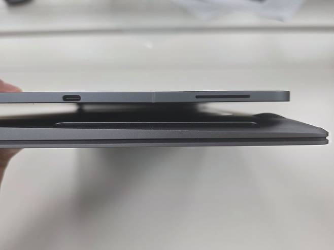 5.1mm 두께의 갤럭시 탭 S12 울트라(위)와 11.6mm인 갤럭시 북5 Pro 14(아래)의 확연한 두께 차이. 이영근 기자