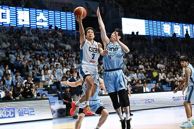KCC 허훈과 소노 이정현. KBL 제공