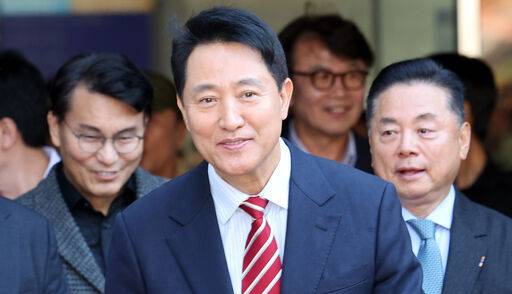 오세훈 서울시장이 23일 서울 서초구 서울고법에서 열린 ‘명태균 여론조사 대납 의혹' 사건 항소심 선고 재판에서 무죄 판결을 받아들고 법원을 나서고 있다. 뉴시스