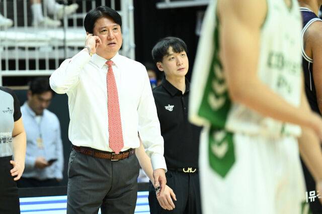 문경은 감독이 경기를 바라보고 있다./KBL 제공