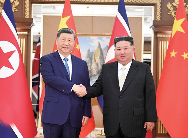 시진핑 중국 국가주석이 6월8일 북한 평양 금수산 영빈관에서 김정은 북한 국무위원장과 악수하고 있다. ⓒXinhua