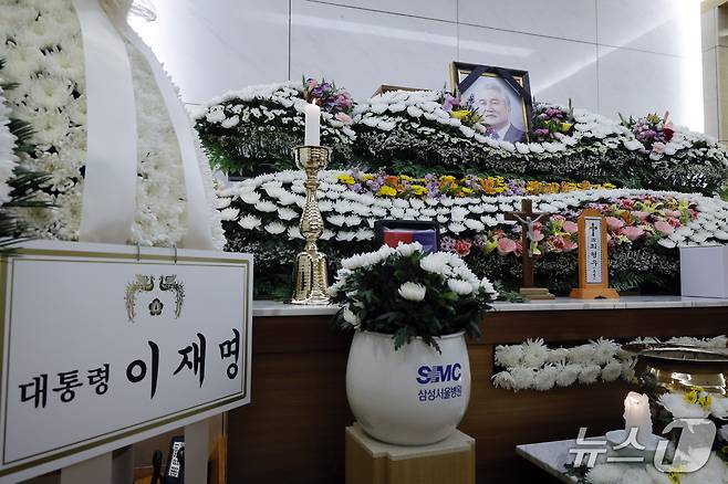 25일 오전 서울시 강남구 양재대로 삼성서울병원 장례식장에 김영삼 전 대통령 최측근이자 상도동계 핵심 인사인 최형우 전 내무부 장관 빈소가 마련되어 있다. 신민당 부총재와 민주당 수석부총재, 통일민주당 원내총무 등을 역임한 고인은 1990년 3당 합당 이후 민주자유당에 합류했다. 1993년 문민정부 출범 이후 민주자유당 사무총장을 맡았고 같은 해 12월부터 이듬해 12월까지 내무부 장관을 지냈다. 고인의 장례는 대한민국헌정회장과 4·19혁명동지회장으로 엄수된다. 2026.10.25 ⓒ 뉴스1 박정호 기자