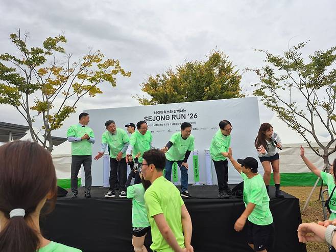 5km 코스를 달리기 시작하는 참석자들이 행사장에 방문한 주요 내외빈과 하이파이브를 하고 있다.ⓒ데일리안 박상준 기자