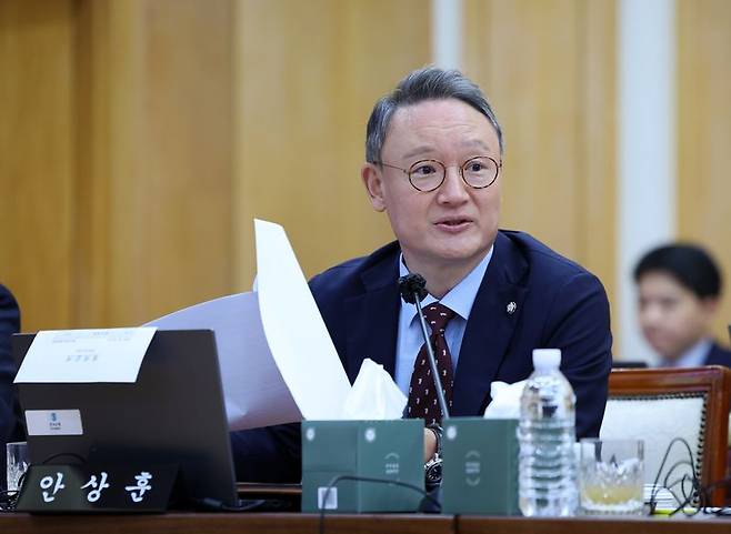 안상훈 국민의힘(비례대표) 의원이 16일 대구 중구 한국은행 대구경북본부에서 열린 국회 재정경제기획위원회의 동북·동남지방데이터청, 부산·대구지방국세청, 부산·대구본부세관, 한국은행 부산·경남·울산·대구경북·포항본부에 대한 2026년도 국정감사에서 질의하고 있다. 뉴스1