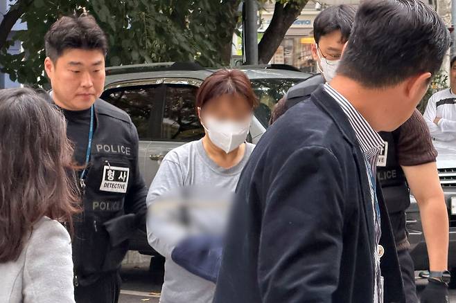 서울 강서구에서 60대 친어머니를 살해한 혐의를 받는 40대 여성 A씨가 24일 서울 양천구 서울남부지방법원에서 열린 구속 전 피의자 심문(영장실질심사)에 출석하고 있다. 연합뉴스