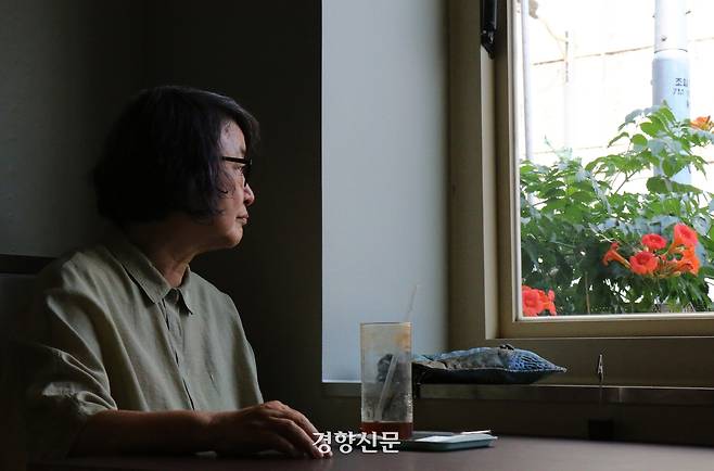 1980년 5월 전두환 신군부의 체포 명단에 오른 김태홍 전 의원(당시 한국기자협회장)의 도피를 도운 해직기자 유숙열씨(72)가 지난 6월17일 서울 마포구 카페에서 경향신문과 인터뷰하던 중 생각에 잠겨 있다. 조해람 기자