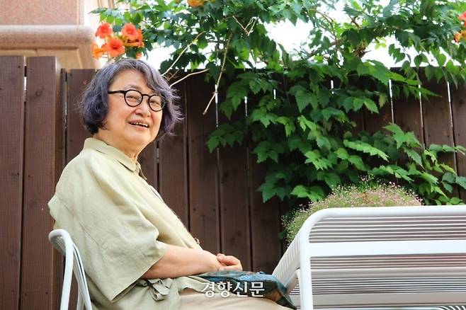 1980년 5월 전두환 신군부의 체포 명단에 오른 김태홍 전 의원(당시 한국기자협회장)의 도피를 도운 해직기자 유숙열씨(72)가 지난 6월17일 서울 마포구 카페에서 경향신문과 인터뷰하고 있다. 조해람 기자