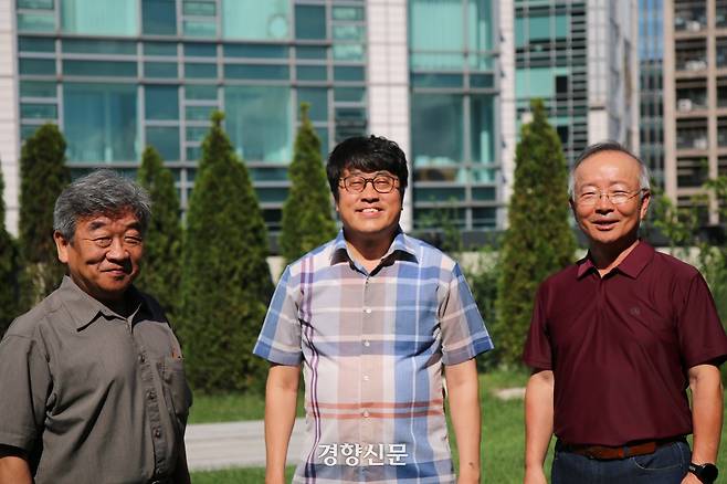 김창희 향린교회 장로와 한문덕 담임목사, 채운석 장로(왼쪽부터)가 지난 7월29일 서울 종로구 향린교회에서 경향신문과 인터뷰하고 있다. 조해람 기자