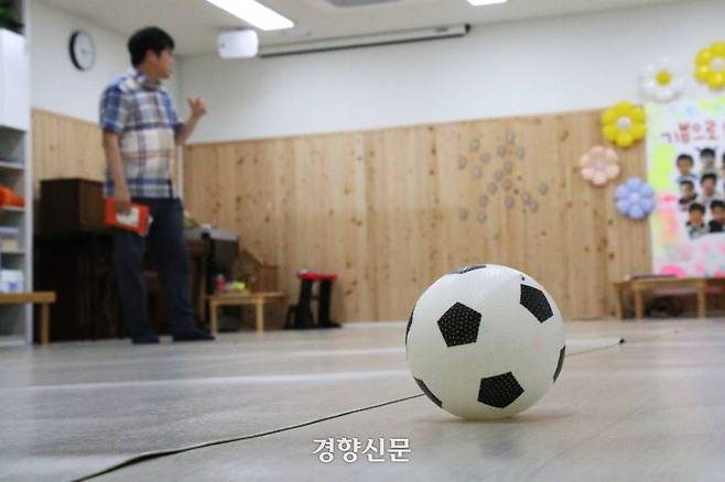 지난 7월29일 한문덕 향린교회 담임목사가 서울 종로구 향린교회에서 윤석열 전 대통령 탄핵 촉구 집회 당시 밤을 새우는 시민들을 위해 쉼터로 제공했던 교회 공간을 소개하고 있다. 조해람 기자
