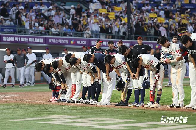 ▲ 롯데 자이언츠 선수단이 10일 홈 최종전이 끝난 뒤 팬들에게 고개 숙여 인사하고 있다. ⓒ롯데 자이언츠
