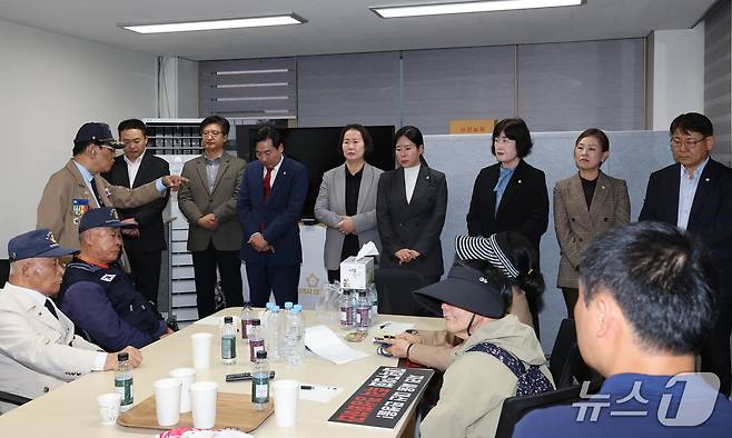 대덕구 주민들이 26일 대덕구의회 항의 방문하고 있다. ⓒ 뉴스1 김기태 기자