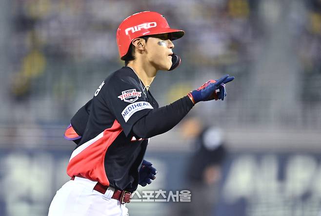 KIA 김도영이 20일 서울 잠실구장에서 열린 LG와의 2026 KBO 포스트시즌 준플레이오프 3차전 2회초 1사만루 좌중월 홈런을 날린 후 환호하고 있다. 잠실 | 최승섭기자 thunder@sportsseoul.com
