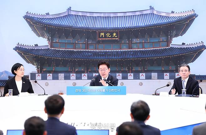 이재명 대통령이 지난 7월15일 청와대에서 ‘국민과 함께하는 두 번째 업무보고’에서 발언하고 있다. 청와대사진기자단