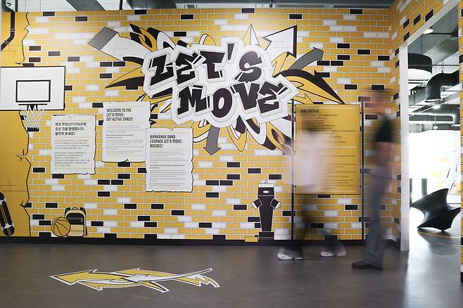 “Let’s Move,” a touring exhibition from the International Olympic Committee’s Olympic Museum, invites children to play sports with everyday objects at the National Sports Museum of Korea. NATIONAL SPORTS MUSEUM OF KOREA