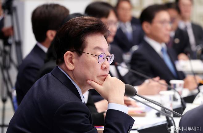 (서울=뉴스1) 이재명 기자 = 이재명 대통령이 23일 청와대 영빈관에서 열린 규제합리화위원회 제2차 전체회의에서 참석자들의 발언을 경청하고 있다. 2026.10.23/뉴스1 Copyright (C) 뉴스1. All rights reserved. 무단 전재 및 재배포, AI학습 이용 금지. /사진=(서울=뉴스1) 이재명 기자