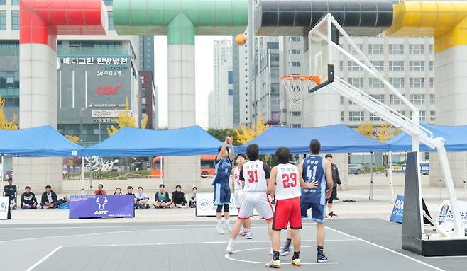 지난 24일 천안종합운동장 일원에서 열린 '2026 천안시민한마음체육대회'에서 농구경기가 진행중이다. ⓒ천안시 제공