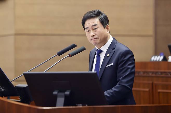 천안시의회 이영재 의원(더불어민주당)이 지난 23일 열린 제293회 제1차 정례회 제4차 본회의 시정질문을 하고 있다. ⓒ천안시의회 제공