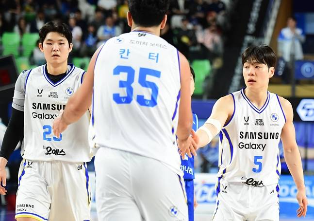 하이파이브를 하고 있는 이규태(왼쪽부터), 칸터, 한호빈. /사진=KBL