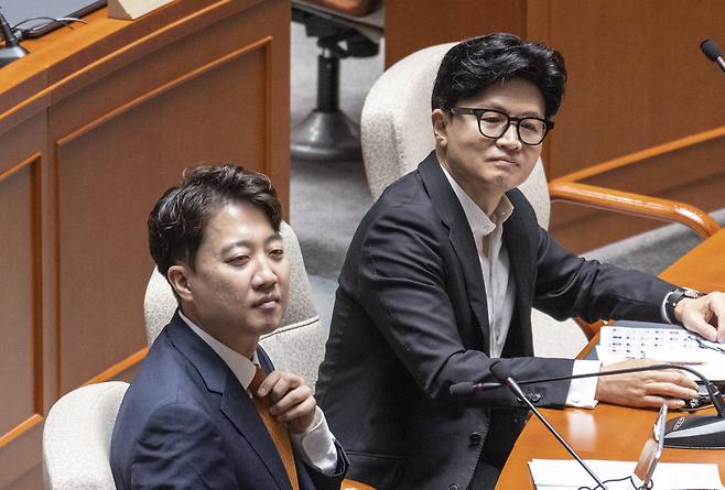 이준석 이준석 의원과 한동훈 무소속 의원이 24일 국회에서 열린 예산결산위원회 전체 회의에 참석해 동료 의원들의 인사말을 듣고 있다. 연합뉴스