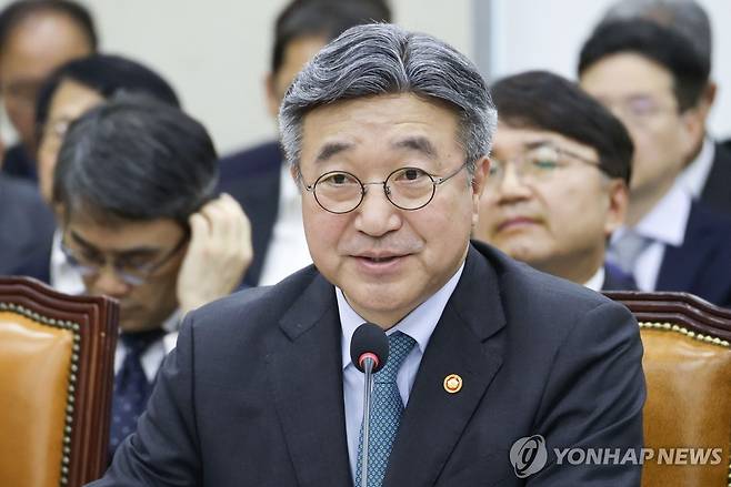 국정감사서 답변하는 윤호중 행정안전부 장관 (서울=연합뉴스) 이동해 기자 = 윤호중 행정안전부 장관이 26일 국회 행정안전위원회에서 열린 2026년도 종합 국정감사에서 질의에 답변하고 있다. 2026.10.26 eastsea@yna.co.kr