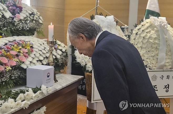 최형우 전 장관 빈소 찾은 권노갑 김대중재단 이사장 (서울=연합뉴스) 이율립 기자 = 권노갑 김대중재단 이사장이 26일 서울 강남구 삼성서울병원 장례식장에 마련된 최형우 전 내무부 장관의 빈소를 조문하고 있다. 2026.10.26 2yulrip@yna.co.kr