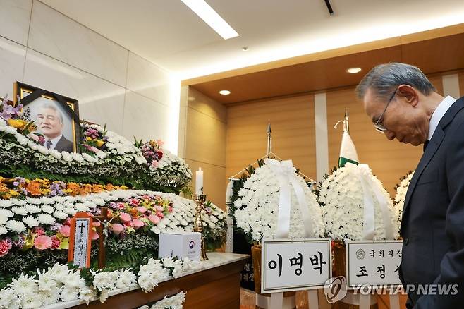 최형우 전 장관 빈소 찾은 이명박 전 대통령 (서울=연합뉴스) 이진욱 기자 = 이명박 전 대통령이 26일 서울 강남구 삼성서울병원 장례식장에 마련된 최형우 전 내무부 장관의 빈소를 조문하고 있다. 2026.10.26 cityboy@yna.co.kr