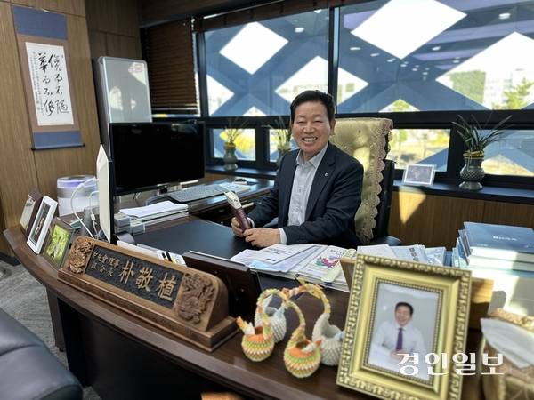 박경식 농협중앙회 이사는 “도시농협 조합장으로서 농촌의 농산물과 가공품을 도시에서 판매하고, 농촌의 이미지를 활용해 도시지역 금융사업을 강화함으로써 도시와 농촌이 상생하며 함께 성장할 수 있는 기반을 만들어 가겠다”고 말했다. 2026.10.22 /목은수기자 wood@kyeongin.com