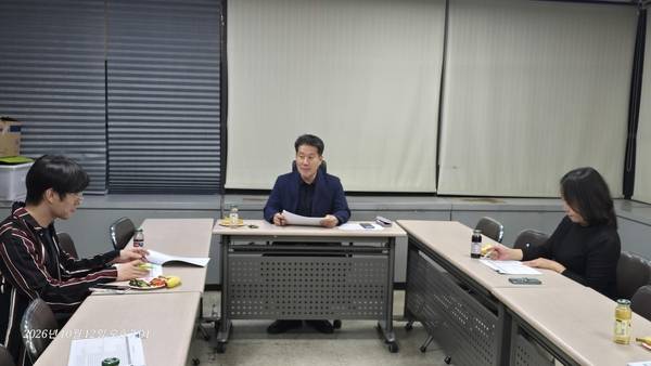 경남도민일보 지면평가위원회(위원장 김우진) 10월 회의가 지난 12일 열려 9월 지면을 평가했다. /이원정 기자