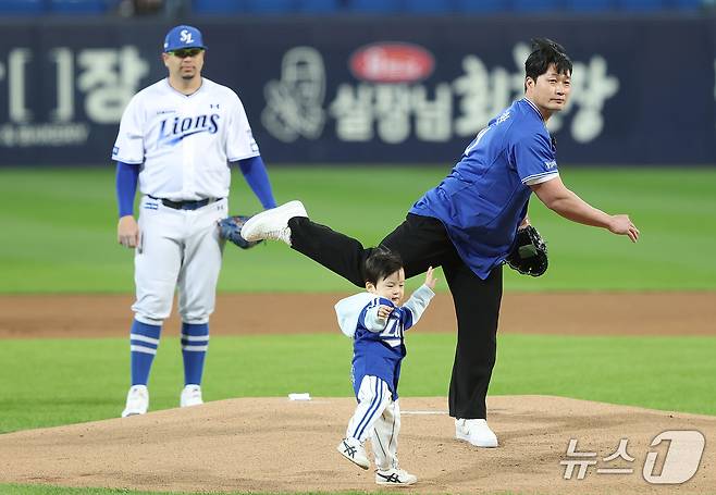 27일 오후 대구 삼성라이온즈파크에서 열린 프로야구 2026 신한 SOL KBO 포스트시즌 플레이오프 1차전 KIA 타이거즈와 삼성 라이온즈의 경기, 삼성 레전드 마무리 투수 오승환이 아들과 함께 마운드에 올라 시구를 하고 있다. 2026.10.27 ⓒ 뉴스1 공정식 기자