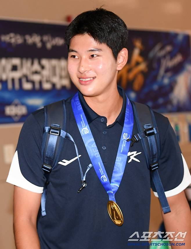 18세 이하(U-18) 야구대표팀이 아시아청소년선수권대회에서 8년 만에 우승한 뒤 14일 인천국제공항을 통해 귀국했다. 하현승이 입국장을 나서고 있다. 인천공항=박재만 기자 pjm@sportschosun.com/2026.09.14/