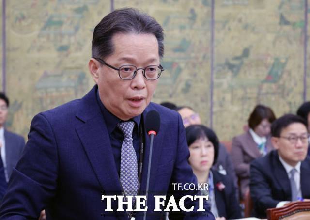 서울중앙지법 형사합의38-3부(최영각 장성진 정수영 부장판사)는 27일 내란선전 혐의로 기소된 이은우 전 한국정책방송원(KTV) 원장의 첫 공판기일을 열었다. /뉴시스