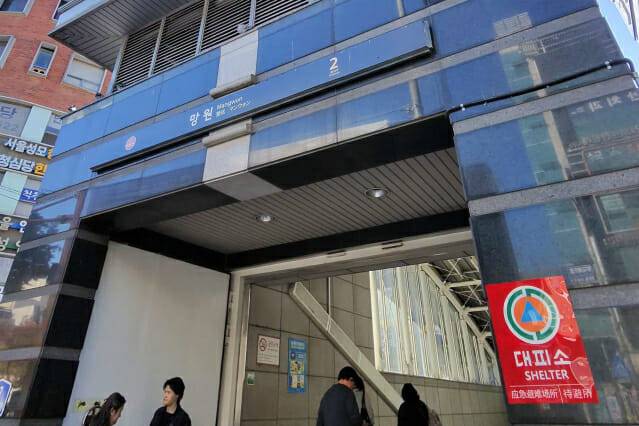 레이밴 메타로 촬영한 망원역 2번 출구. (사진=지디넷코리아)