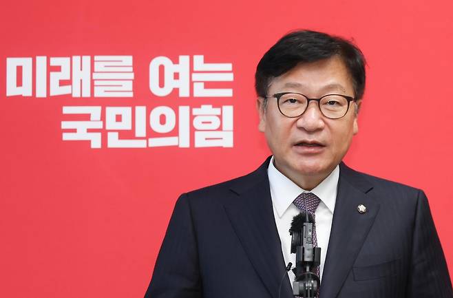 정점식 국민의힘 원내대표가 27일 오후 서울 여의도 국회에서 더불어민주당의 의원총회 내용 중 조희대 대법원장 탄핵 관련 내용을 규탄하는 기자회견을 하고 있다. 뉴시스
