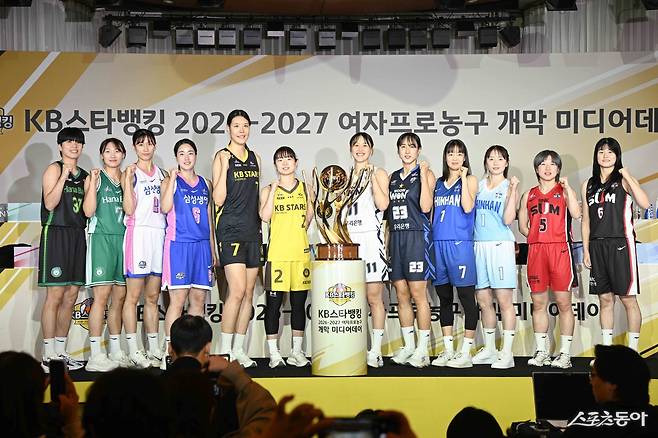 27일 호텔 리베라 청담서 열린 ‘KB스타뱅킹 2026~2027 여자프로농구’ 개막 미디어데이서 6개 구단 대표 선수가 정규리그 우승 트로피를 앞에 두고 결의를 다지고 있다. 사진제공|WKBL