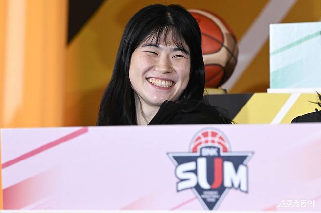 BNK 썸 이소희가 27일 호텔 리베라 청담서 열린 ‘KB스타뱅킹 2026~2027 여자프로농구’ 개막 미디어데이서 미소 짓고 있다. 사진제공|WKBL