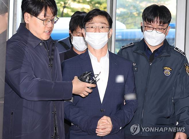 임성근 전 사단장, 포렌식 참관 위해 특검 출석 (서울=연합뉴스) 이진욱 기자 = 임성근 전 해병대 1사단장이 포렌식 참관을 위해 28일 서울 서초구 이명현 순직해병 특별검사팀에 출석하고 있다. 2025.10.28 cityboy@yna.co.kr