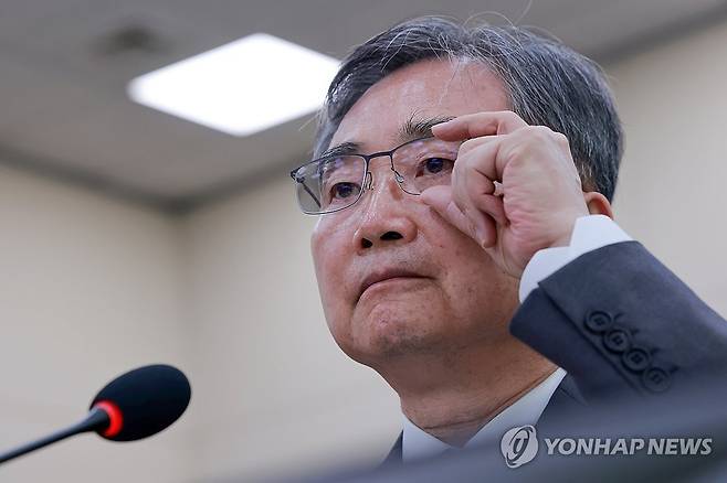 안경 고쳐쓰는 조현 외교장관 (서울=연합뉴스) 신현우 기자 = 조현 외교부 장관이 27일 국회 외교통일위원회에서 열린 외교부, 통일부 등에 대한 종합감사에서 외통위원 질의를 들으며 안경을 고쳐쓰고 있다. 2026.10.27 nowwego@yna.co.kr