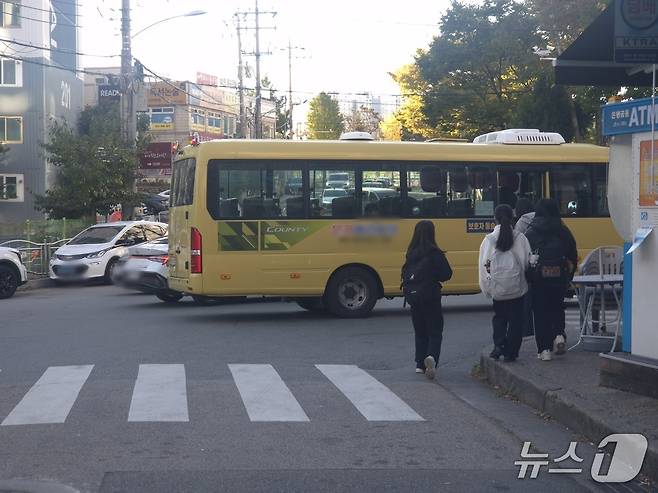 설악산의 아침 기온이 전국 최저 수준인 -6.4도까지 떨어진 28일 강원 속초시 교동의 한 초등학교 인근 아파트 단지에 학생들이 패딩과 플리스 등 두터워진 옷차림을 하고 등교하고 있다. 2026.10.28/뉴스1 윤왕근 기자