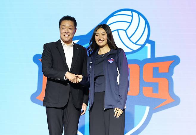 오드리 박이 28일 열린 여자배구 신인 드래프트에서 IBK기업은행에 1라운드 1순위 지명을 받고 마나베 마사요시 감독과 기념촬영하고 있다. 연합뉴스