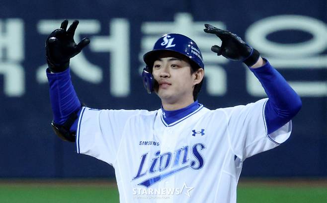2026 KBO 포스트시즌 플레이오프(PO) 2차전 삼성 대 KIA전이 27일 대구 삼성라이온즈파크에서 열렸다. 삼성 구자욱이 3회말 2사 2루에서 역전 적시타를 날리고 출루한 후 환호하고 있다. /사진=김진경 kim.jinkyung@